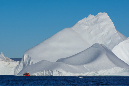 红船在冰山图片