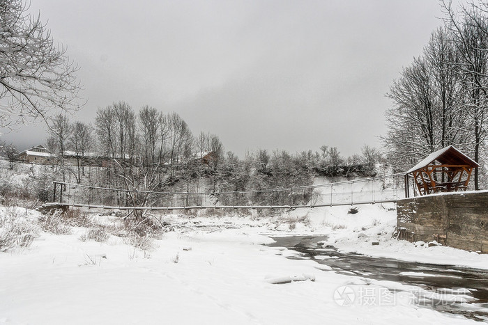 冬山河上悬浮的木桥