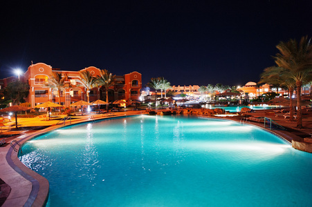 黎明海洋池游泳池的豪华热带加勒比海度假胜地在晚上照片