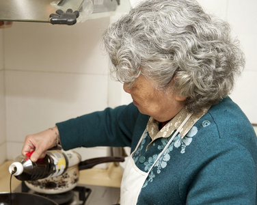 做饭的奶奶奶奶在厨房里做饭照片