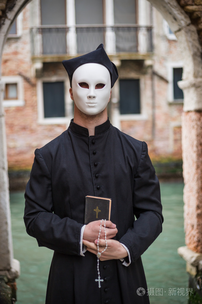 年轻的牧师在威尼斯
