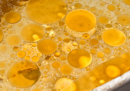 脂滴在液体表面的脂肪滴照片