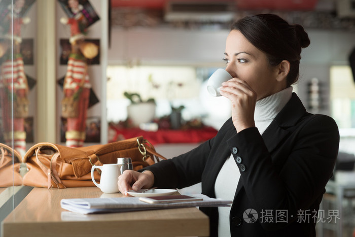 有魅力的女人，在酒吧有休息喝咖啡