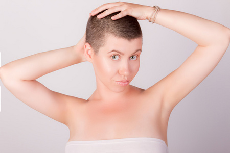 人年幼的女人工作的采用木工手艺车间在快乐的亚洲女孩戴着平头帽,手