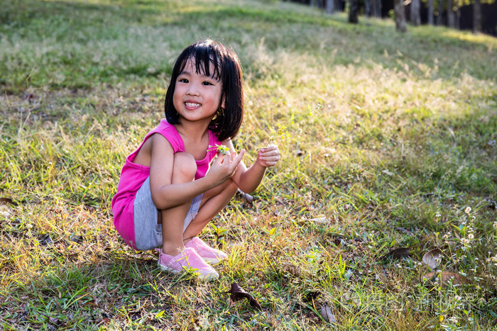 亚洲快乐采摘野花的中国小女孩