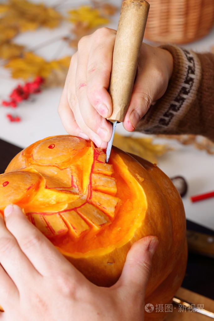 雕刻出一个南瓜万圣节灯笼做准备