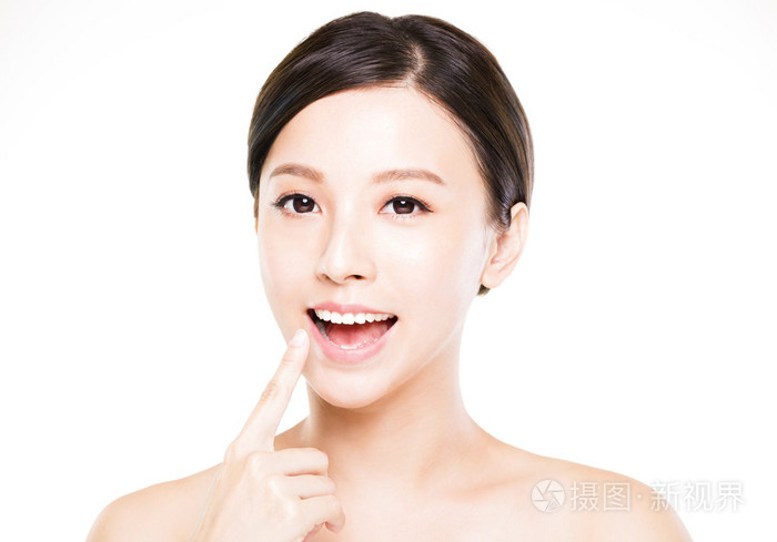 美丽的年轻女人,露出她的牙齿