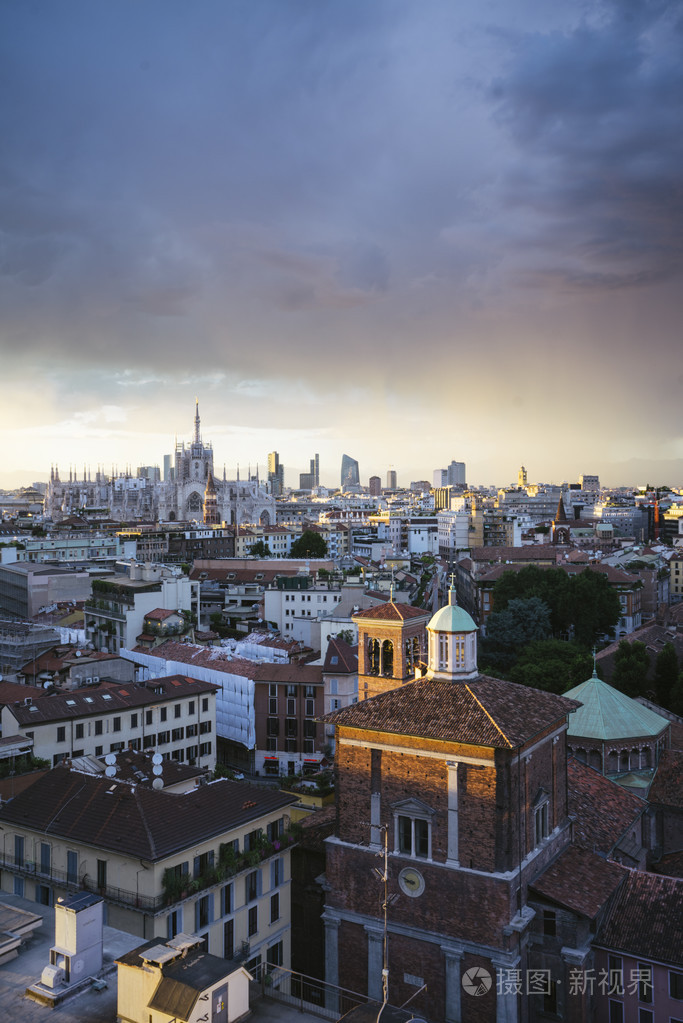 米兰,2016年全景天际线与意大利的阿尔卑斯山,在背景上