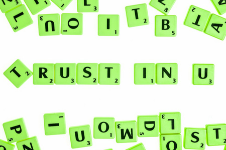 有瓷砖用字母组成的单词和句子的棋盘游戏照片