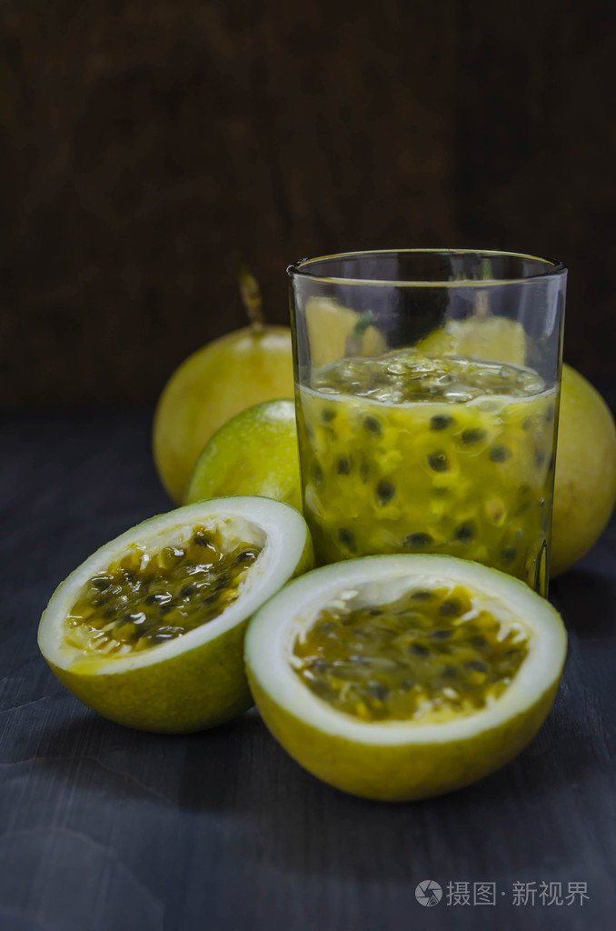 在玻璃的新鲜西番莲果汁