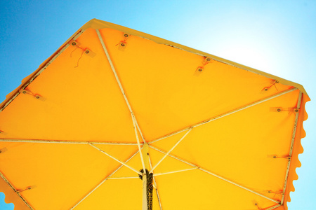 太阳把黄色的雨伞图片