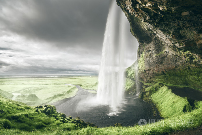 在夏季，冰岛 Seljalandfoss 瀑布