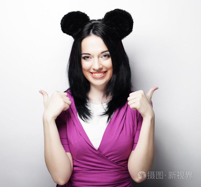 惊讶滑稽的年轻女人与老鼠的耳朵