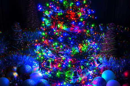 用灯和装饰的圣诞树图片