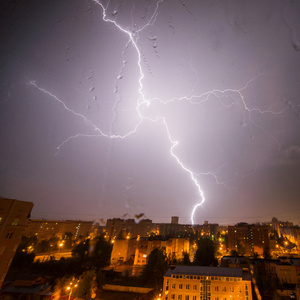 用在玻璃上滴重云带打雷 闪电和风暴打雷的天空, 积云.