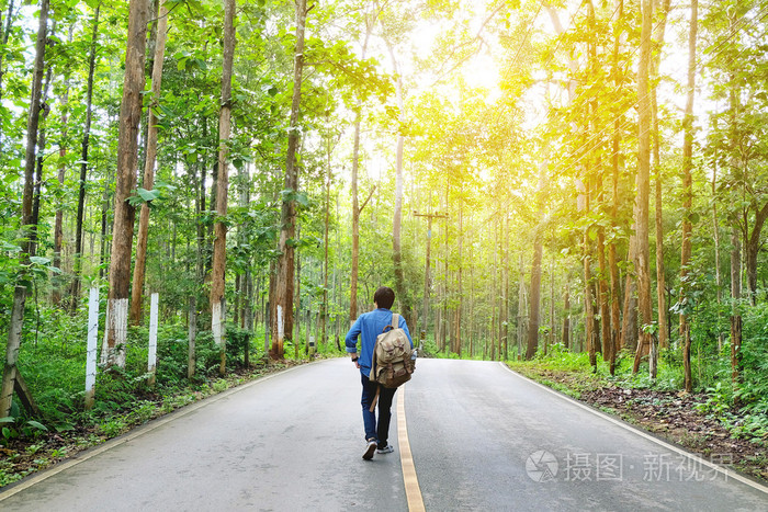 旅游概念人携带的背包,走在路上传递