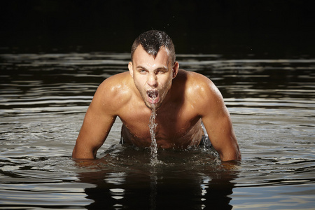 在水中的冠军跆拳道图片