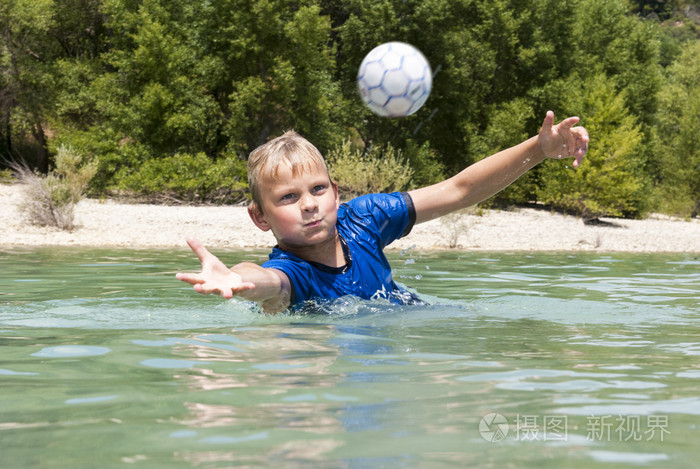 男孩在湖中接球