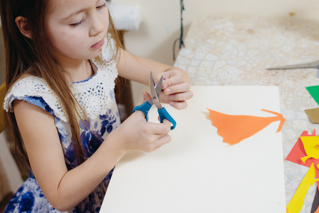 做家庭作业的小女孩可爱的小女孩在家里做diy粘液玩具可爱的小女孩用