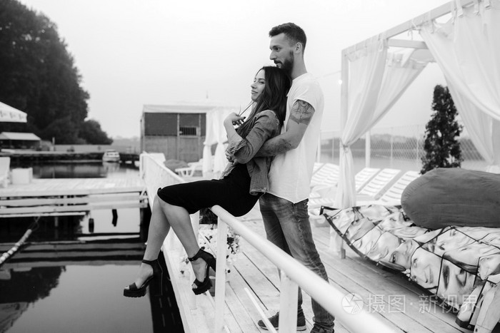 男人从背后的拥抱的女人