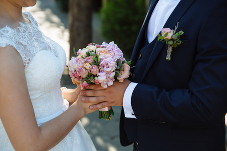 婚礼在婚姻夫妇手中的花束图片