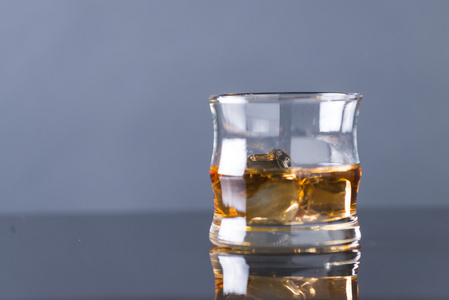 威士忌加冰在玻璃桌图片