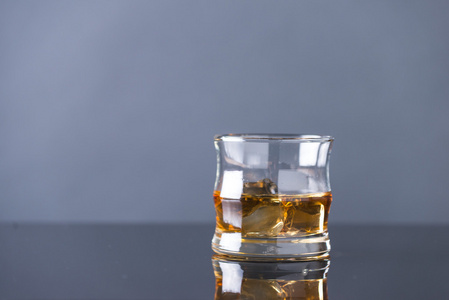 威士忌加冰在玻璃桌图片