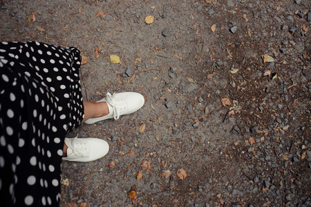 的女人虚拟购物的象征性图片一位年轻女士在网上选择女鞋不同的鞋子