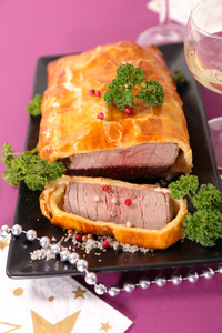 牛肉美味的水牛奶酪三明治, 配上西红柿片和丰富的奶油布鲁奶酪酱法式