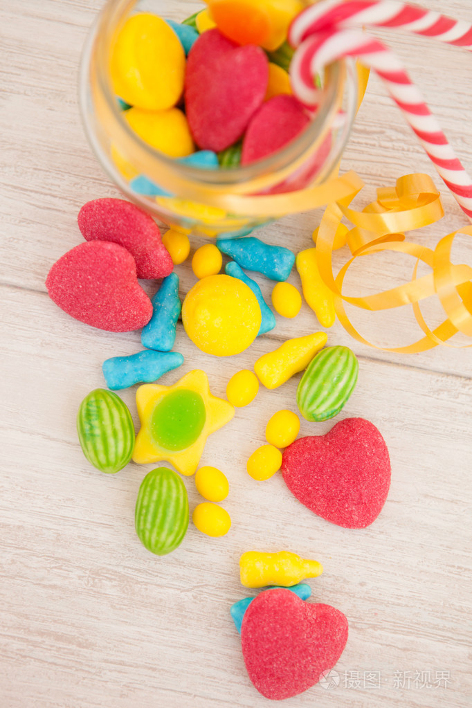 用不同的形状和颜色的糖果