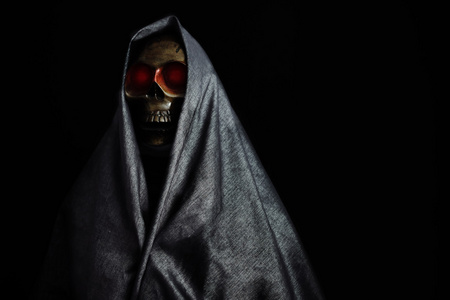 万圣节派对或者节日跟死神,夜生活有鬼魂或天使的死亡和图片概念由暗