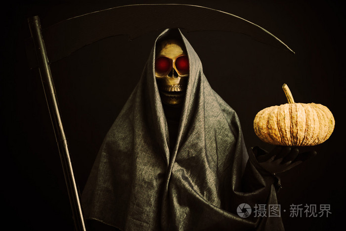 照片 万圣节派对或者节日跟死神,夜生活有鬼魂或天使的死亡和图片概念