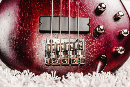 紫檀木低音电吉他特写图片