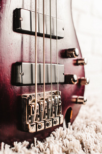 紫檀木低音电吉他特写图片