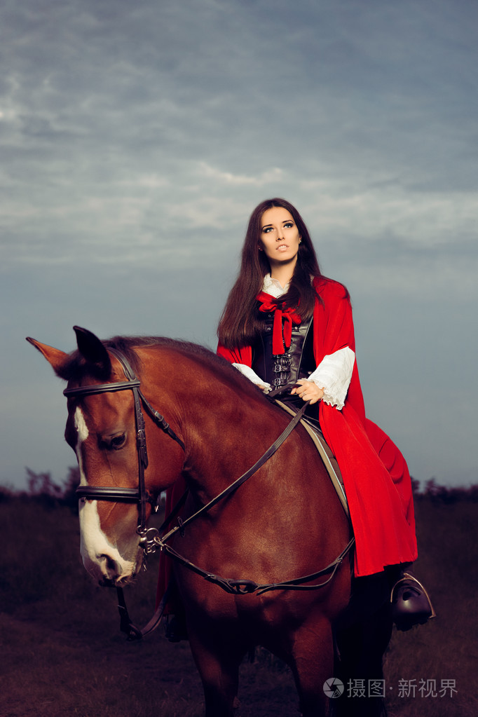 美丽的公主,与红色斗篷骑一匹马