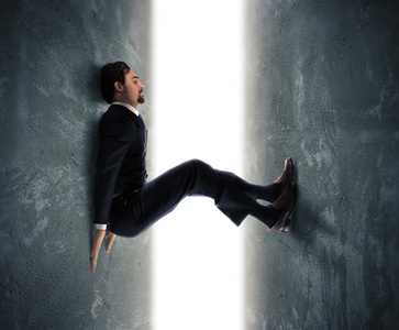 walsl被困两堵墙之间的商人人照片