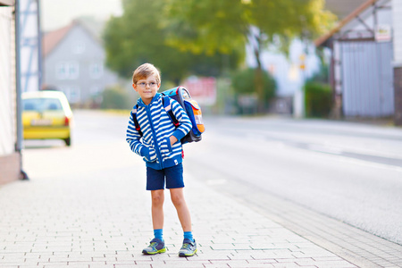 苹果在上学路上的孩子的小男孩母亲在上学的路上和女儿谈了十年.