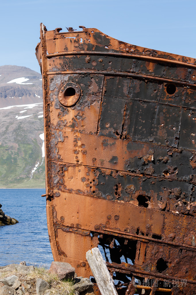 旧的锈迹斑斑的拖网渔船船