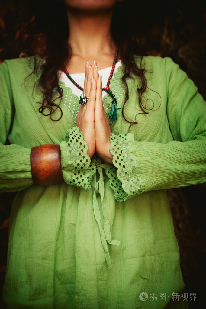 女人双手合十的手势