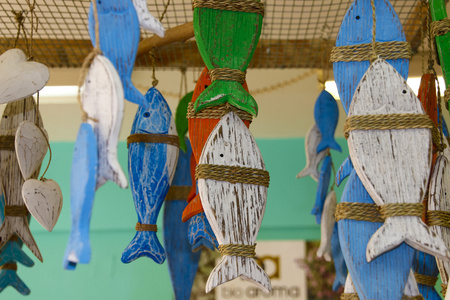 多彩色木制小鱼吊在天花板上图片