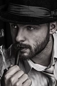 一个烟斗的男人照片