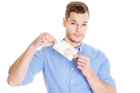 男人拿着一张 50 欧元的纸币和着相机微笑照片