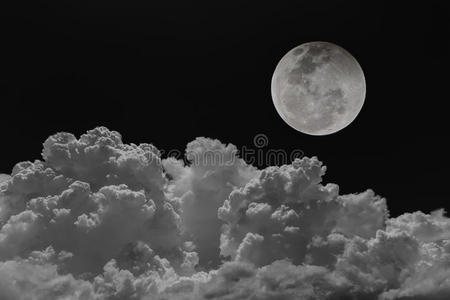 月亮的夜空有云。