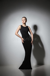 美丽的女人模特穿着优雅的黑色摆姿势
