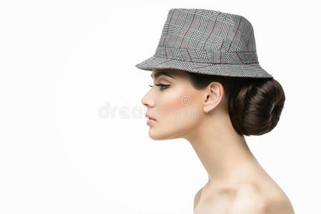 长脖子的女人与长长的头发在演播室里年轻棕发美女的画像.