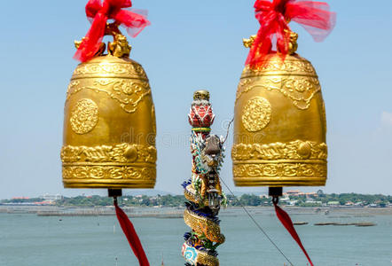 泰国佛教寺庙的钟声和龙像