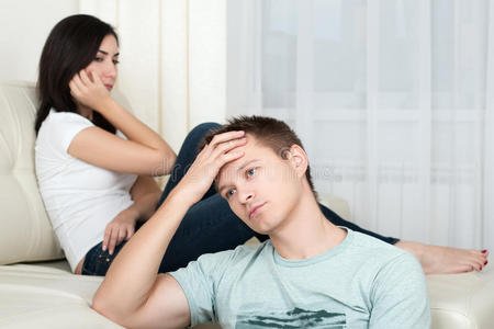 成人 挫败感 在室内 离婚 论点 困难 冲突 失望 不高兴