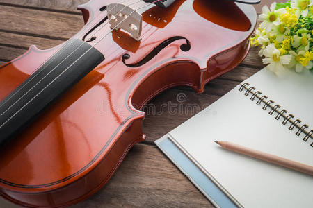 把小提琴和书关在木桌上