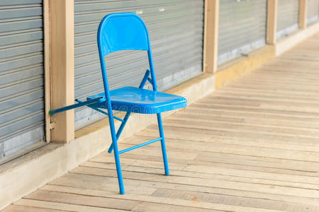 木地板上的蓝色椅子。
