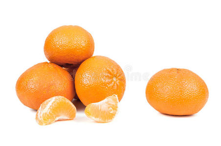白色背景上的新鲜橘子